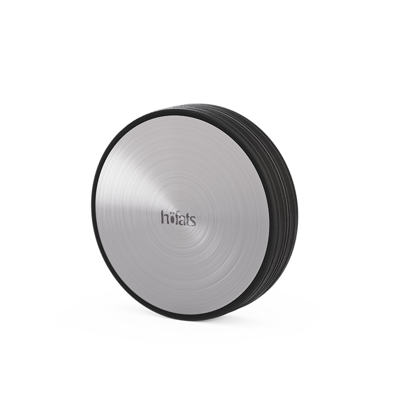 FIRE KITCHEN Roue de Secours Une scène accueillante avec une roue noire et argentée portant le mot höfats, mise en valeur par la présence de la roue de la cuisine de feu 00758