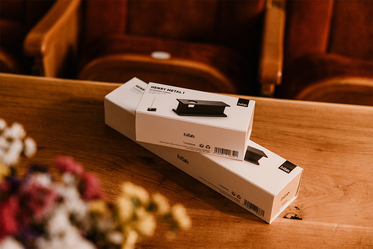 HENRY METAL I+II Kandellaar-set zwart Een witte doos op een tafel toont de verpakking van 00659 Henry Metal I zwart