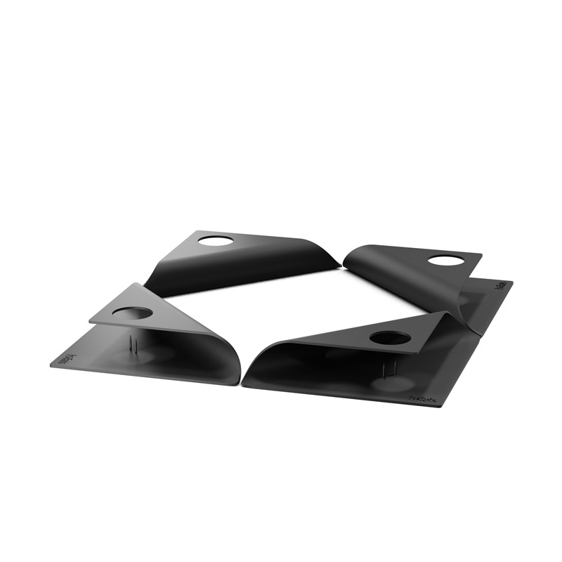 Une paire de formes en métal noir, le Square CANDLEholder Set noir, complète le moment avec son design réfléchi.
