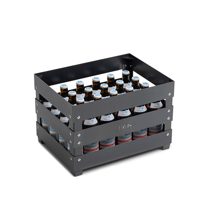 CRATE Feuerkorb Eine einladende Szene mit einem schwarzen Metall-Bierkasten mit sechs Flaschen, hervorgehoben durch die Anwesenheit des Crate Firebasket.