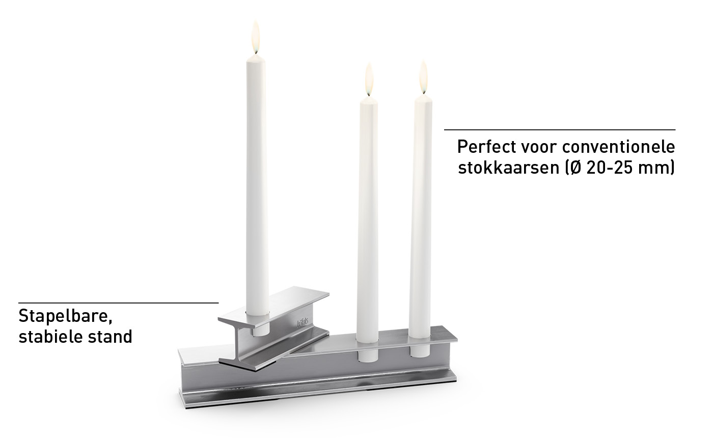 Een zilveren kaarsenhouder met twee kaarsen erop. Het Henry-metaal lijkt op een stalen balk.