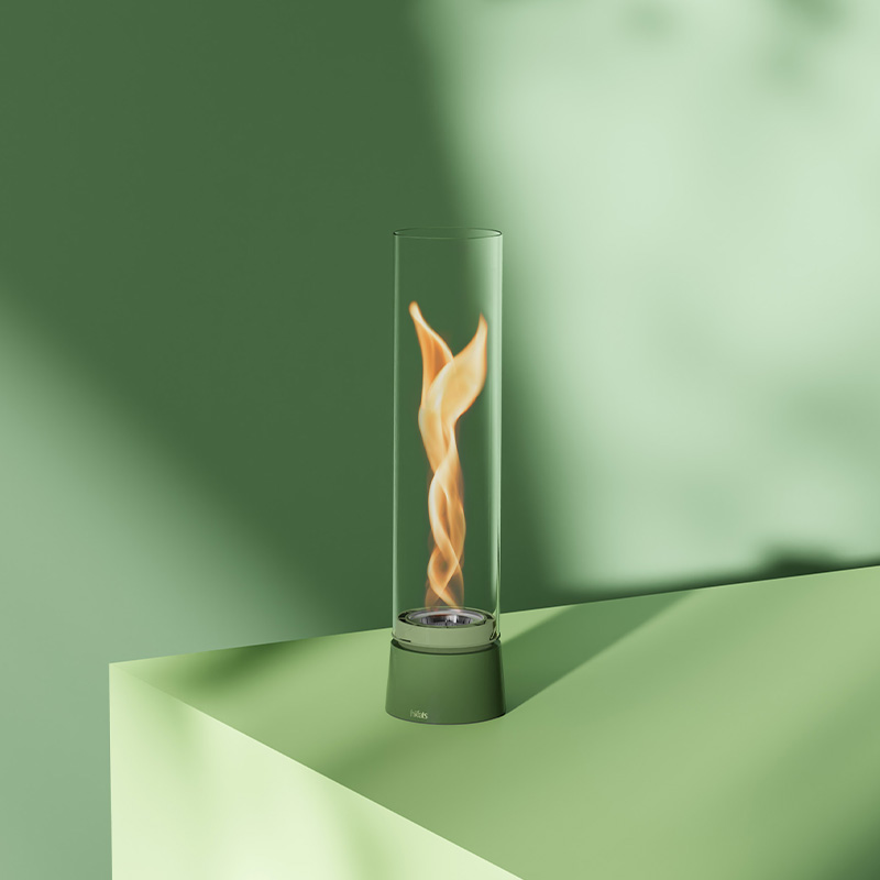 SPIN air 900 Feu de Table émail vert Une scène accueillante avec une flamme à l'intérieur, mise en valeur par la présence du 00818 SPIN air 900 Feu de Table Emaille vert.