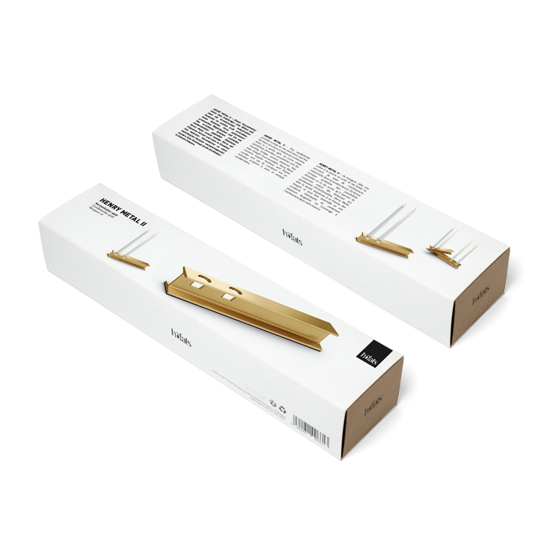 Une scène accueillante met en valeur l'emballage Henry Metal II Gold, se fondant parfaitement dans son environnement.