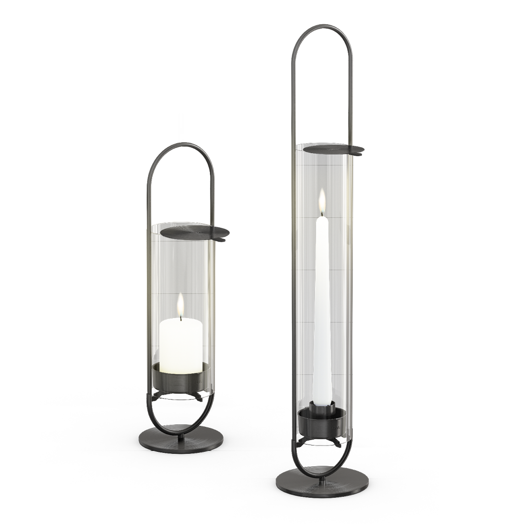 Een paar zwarte metalen kaarsenhouders met kaarsen, afgebeeld is het product OVAL Candle 35 en 55