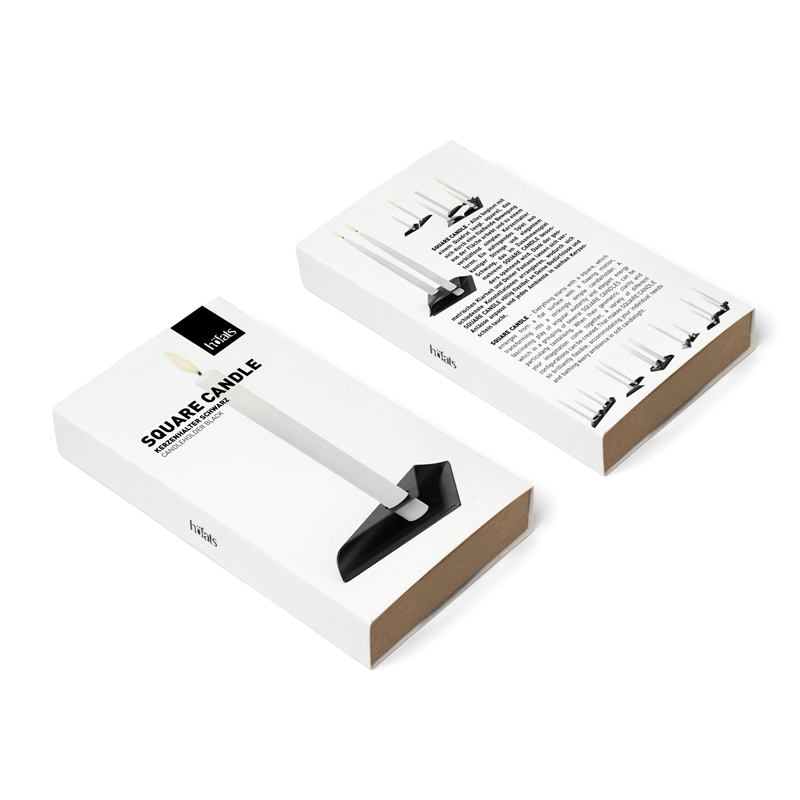 SQUARE CANDLE Ensemble de bougeoirs noir Une scène accueillante met en valeur l'emballage du bougeoir Square Candle, se fondant parfaitement dans son environnement.