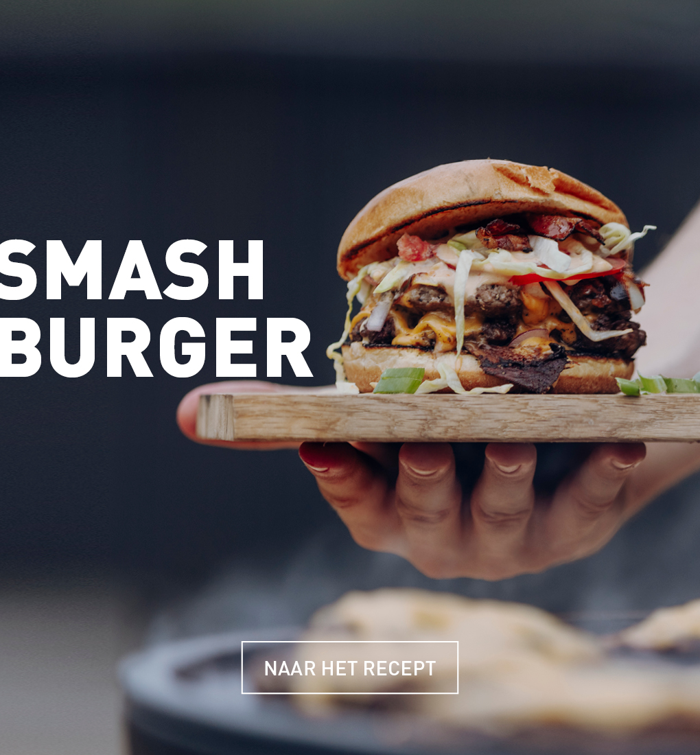 Een uitnodigende scène met een persoon die een hamburger op een grill houdt