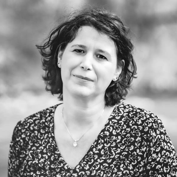 Eine Frau auf einem Schwarz-Weiß-Foto.