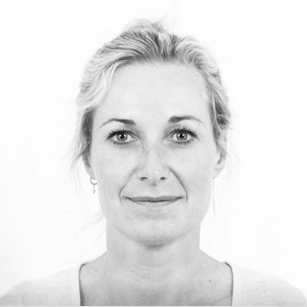 Ein Schwarz-Weiß-Foto einer Frau mit weißem Hintergrund