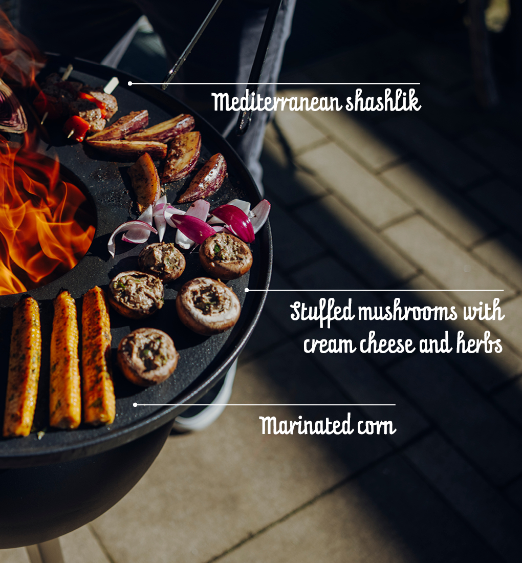 A sleek black metal plate offers ample space for searing and grilling – part of the versatile Moon Plancha