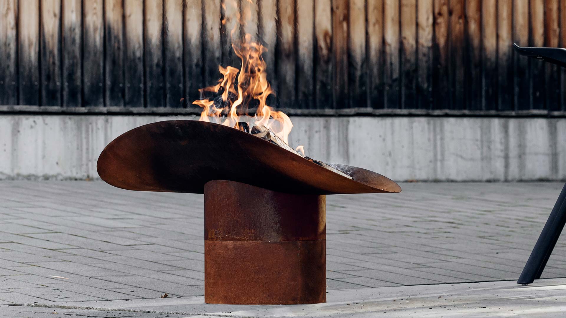 Une image montrant un brasero avec un feu brûlant à l'intérieur, avec le bol à feu ELLIPSE.