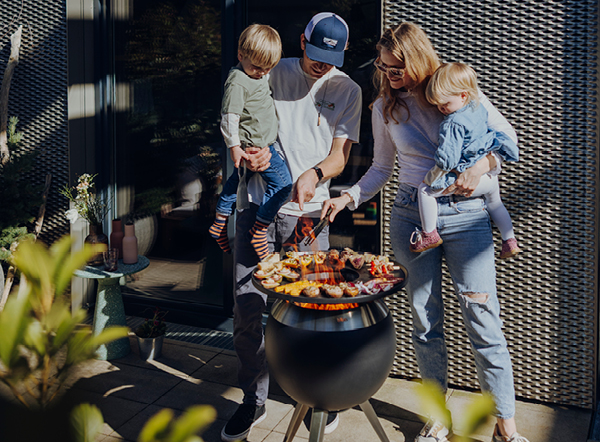 The Rezepte Moon Plancha Thumbnail is featured in a thoughtfully styled setting, balancing design and function.