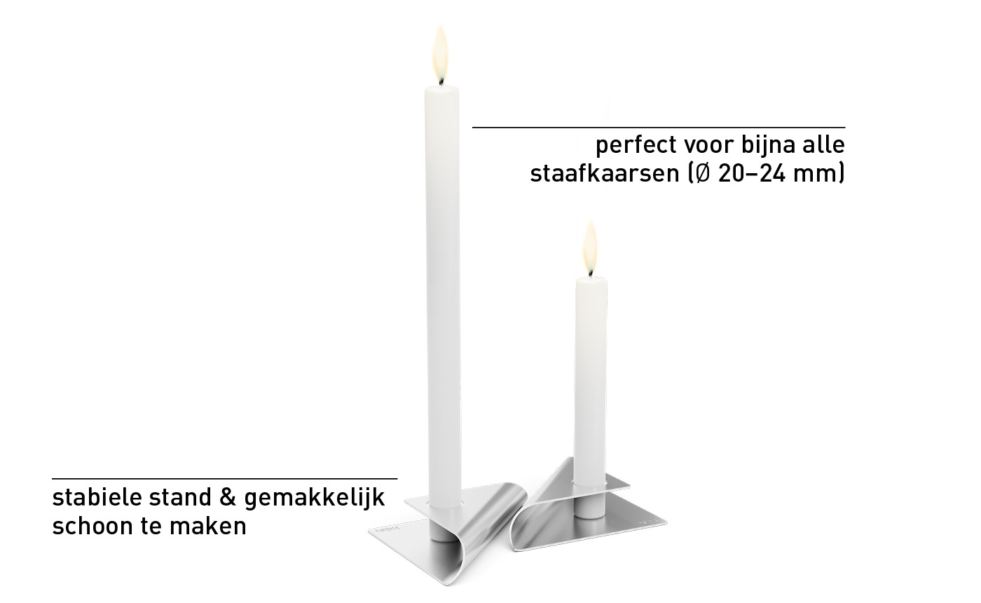Een zilveren kaarsenhouder met kaarsen erop. De driehoekige, vierkante kaars.