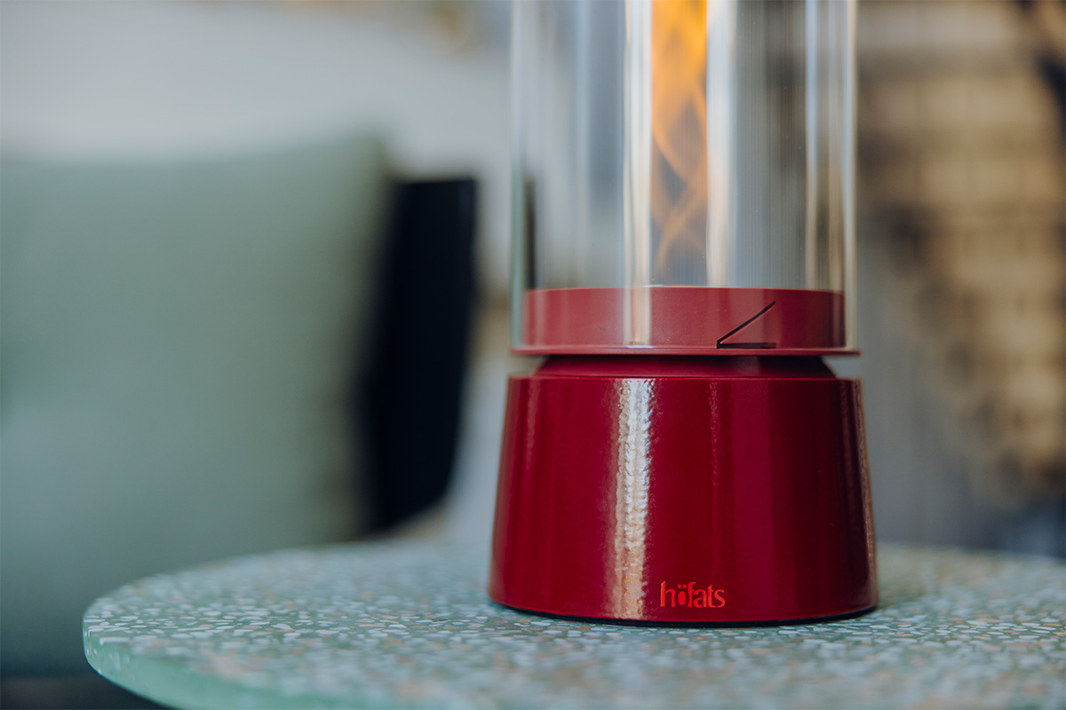 Experience a red Spin air on a table with the refined touch of the 00814 Spin Air 1200 Tablefire Emaille red