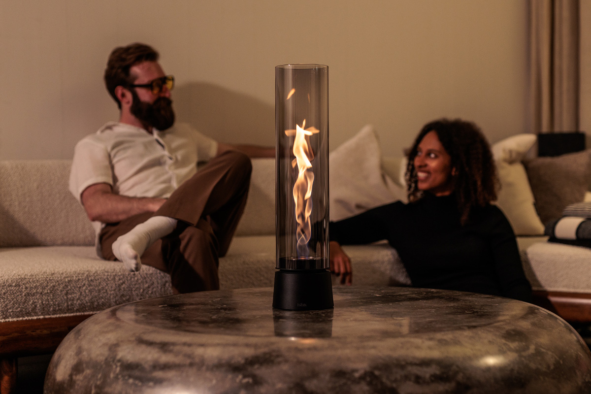 Zwei Personen sitzen auf dre Couch. Im Vordergrund SPIN air 1200 mit Flamme auf Couchtisch.