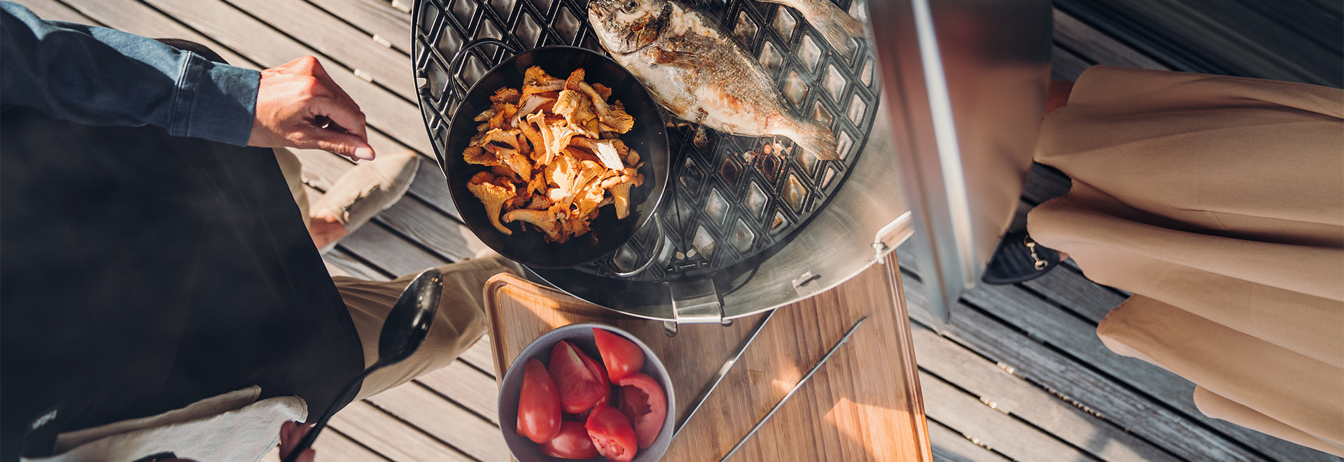 Une image montrant un homme en train de cuisiner de la nourriture sur un gril, avec le CÔNE.