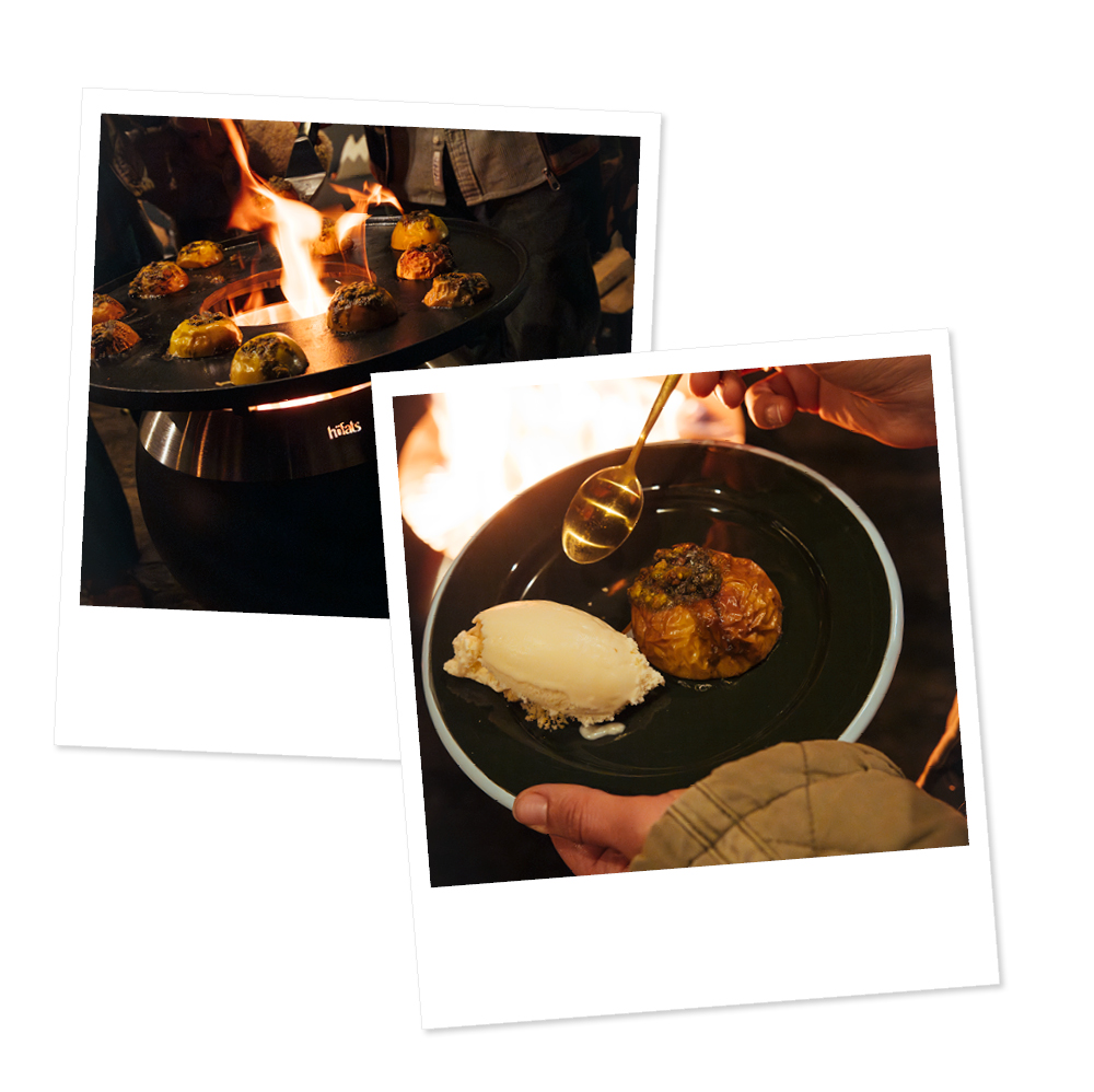 Eine Person hält einen Teller mit Essen vor einem Feuer im Hintergrund.