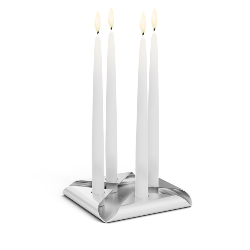 SQUARE CANDLE Bougeoir argent Une vue d'une paire de bougies blanches sur un support, avec l'ensemble de bougeoirs SQUARE CANDLE en argent.