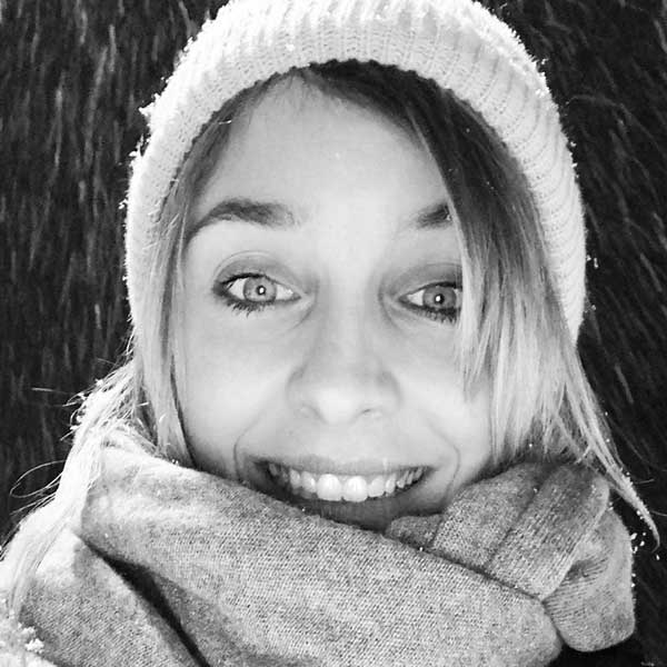 Ein Mädchen mit Hut und Schal.