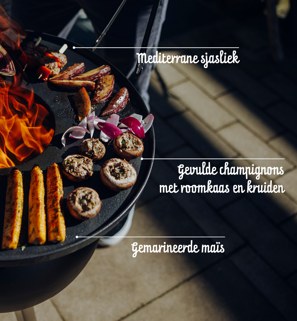 Een strakke zwarte metalen plaat biedt voldoende ruimte om te schroeien en te grillen - onderdeel van de veelzijdige Moon Plancha.