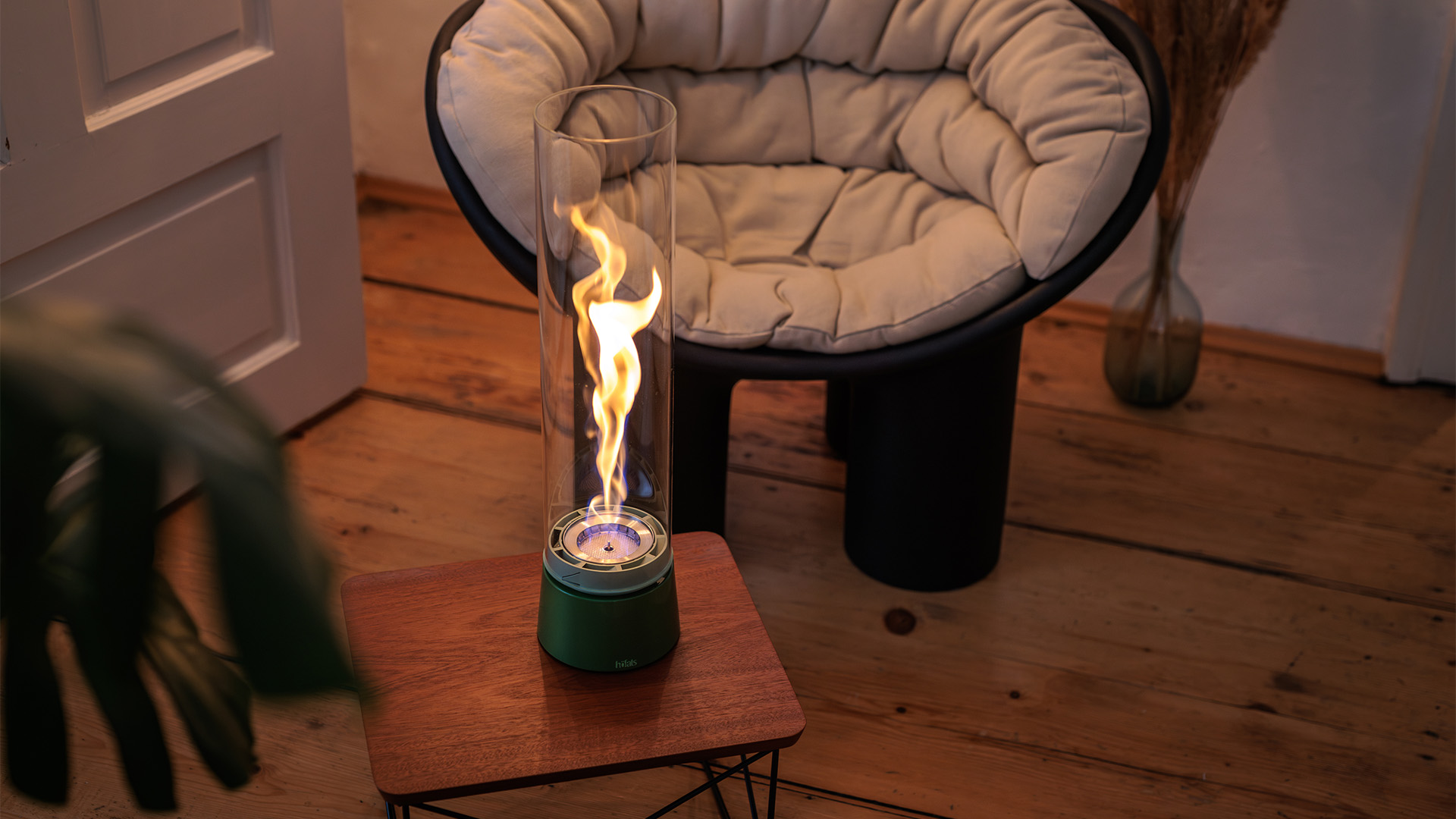 An inviting scene highlights the Spin Air 1200 Tablefire Emaille green, blending effortlessly into its surroundings.