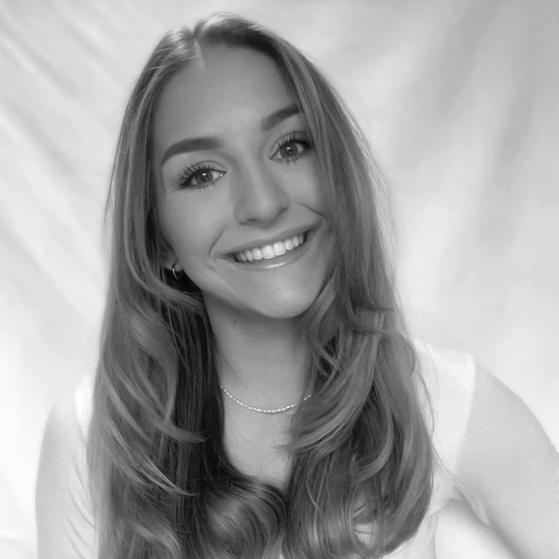 Eine Frau mit langen Haaren und einem weißen Hemd