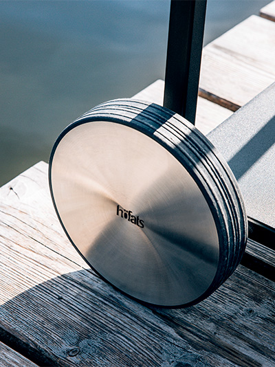 Dargestellt ist ein Metallobjekt auf einem hölzernen Steg, mit der FEUERKÜCHE.