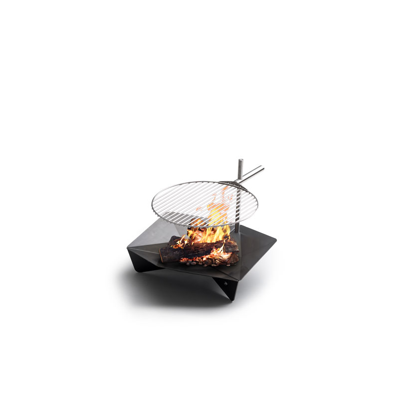 Een zwarte vuurkorf met houtblokken erin, met de verfijnde touch van de Triple 65 Fireplace BBQ Set