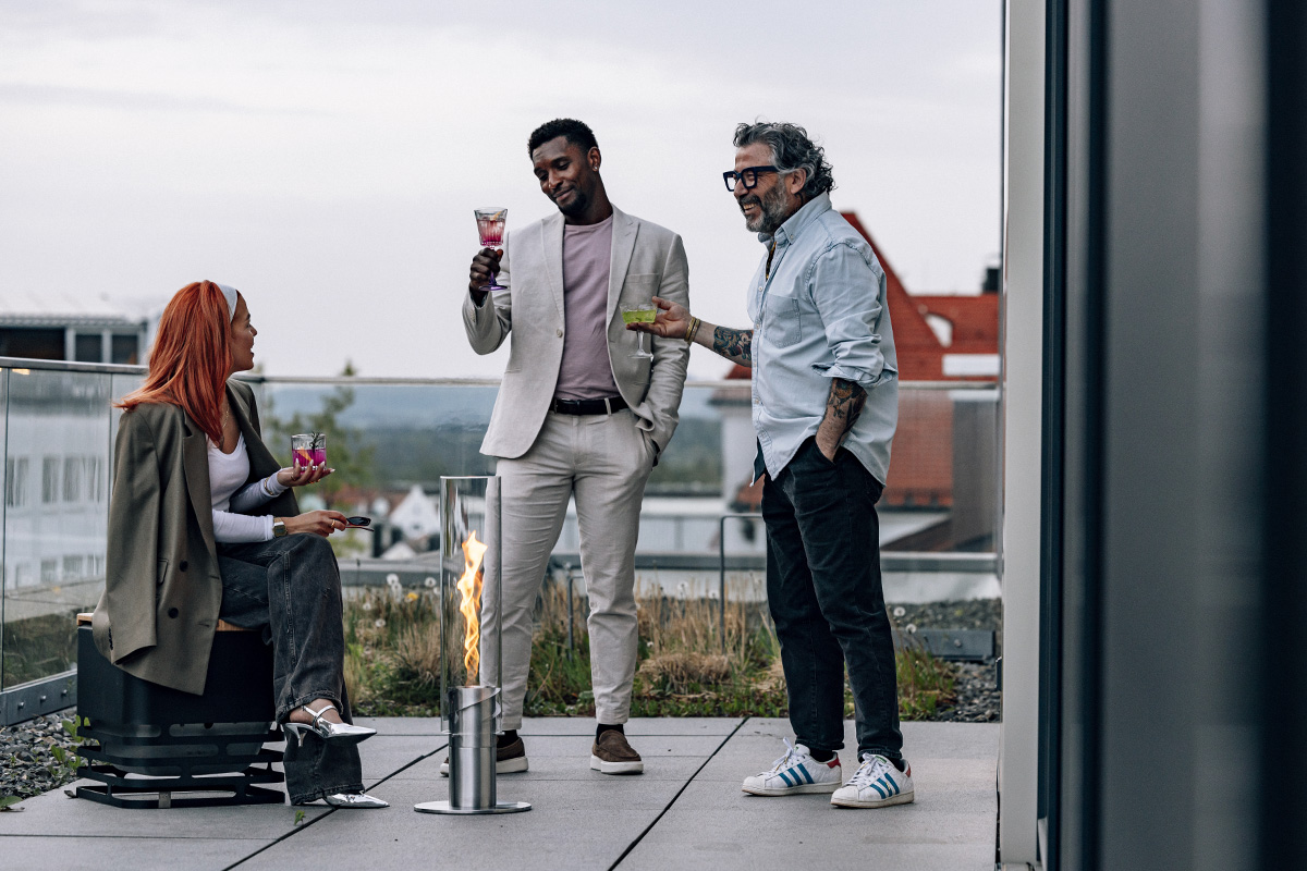 Un homme et une femme debout sur un toit. Le 00629 SPIN 1500 Elevation argent complète le moment avec son design réfléchi.