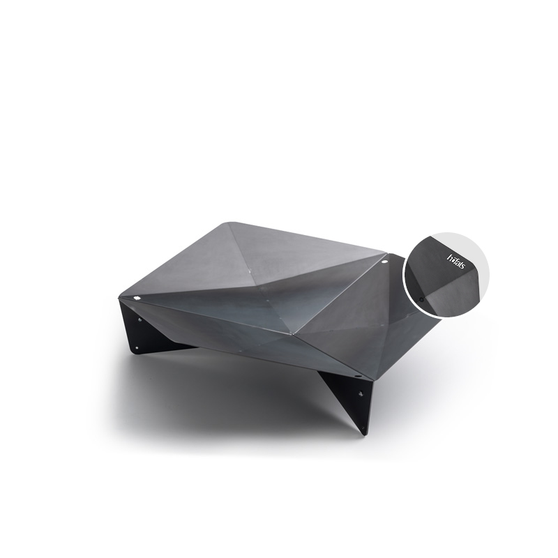 TRIPLE 120 Fire Bowl TRIPLE 120 Feuerschale auf einem weißen Hintergrund