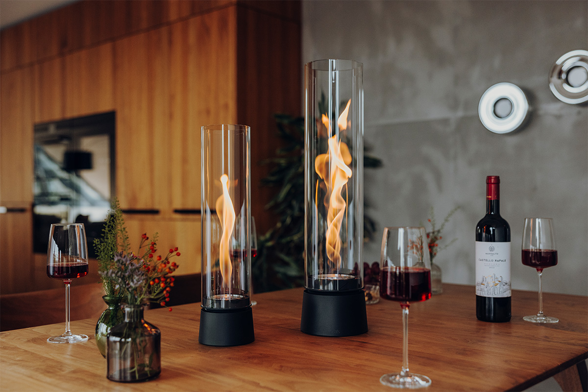 SPIN air 1200 Tischfeuer mattschwarz SPIN air 1200 und 900 mattschwarz als Packshot auf einem Küchentisch