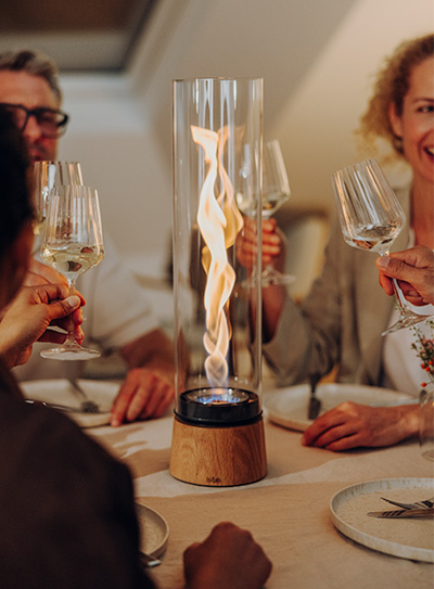 SPIN air Eiche steht in geselliger Runde auf dem Tisch.