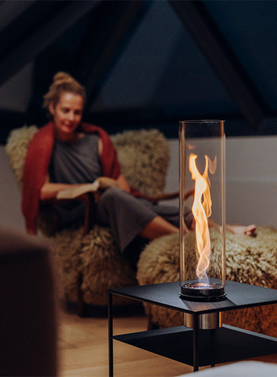 FIRE FRAME mit SPIN air Einbau mit Flammenwirbel Frau im Hintergrund ließt ein Buch