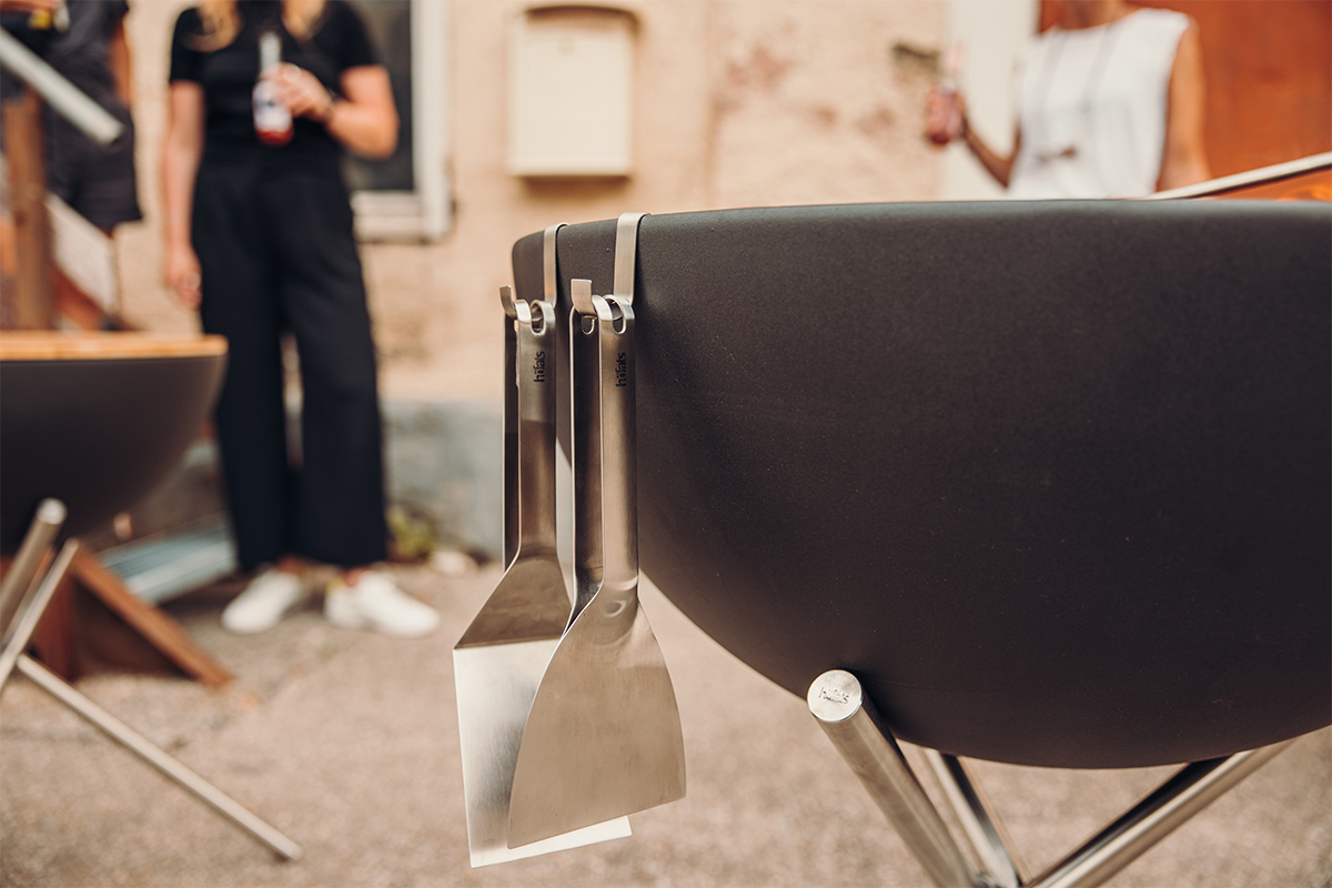 Een zwarte Bowl, verrijkt door de aanwezigheid van de 00472 Schraper, die design combineert met functionaliteit.