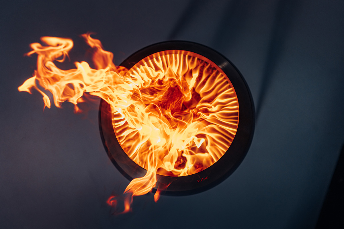 MOON 45 Fire Set flex An inviting scene with a fire burning in a black bowl, highlighted by the presence of the 00717 Moon 45 with high stand.