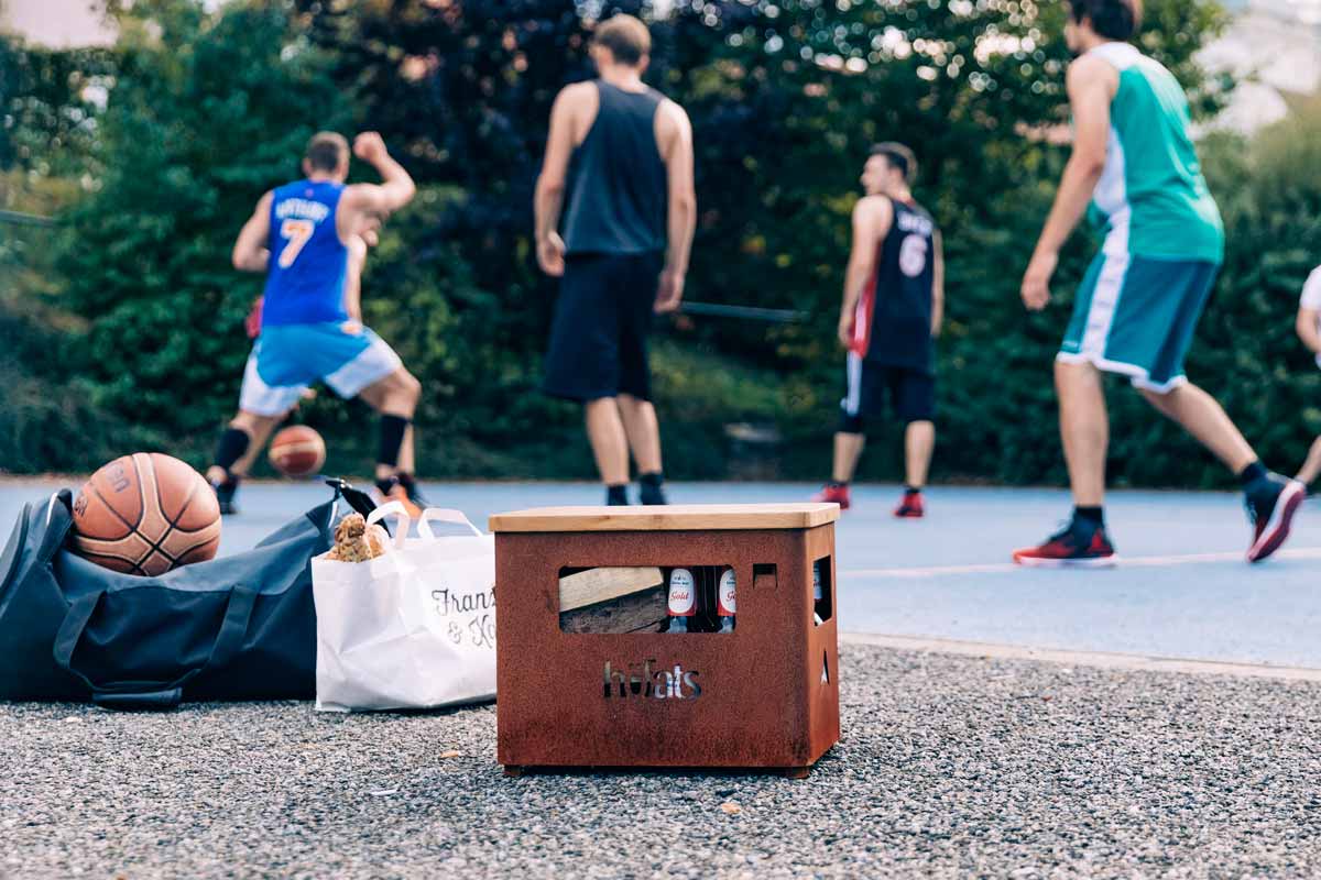 BEER BOX Tablette Une représentation d'un terrain de basketball avec une boîte en acier dessus, mettant en avant la Beer Box comme élément central et utile.
