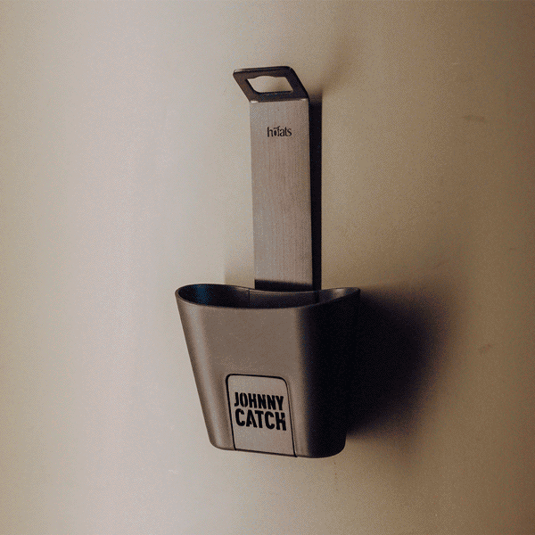 Ein animiertes Bild zeigt den 00842 Johnny Catch Cup Black Flaschenöffner in Aktion. Ein Mann öffnet eine Flasche Orangensaft.