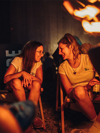 Une représentation d'un t-shirt blanc suspendu à un cintre