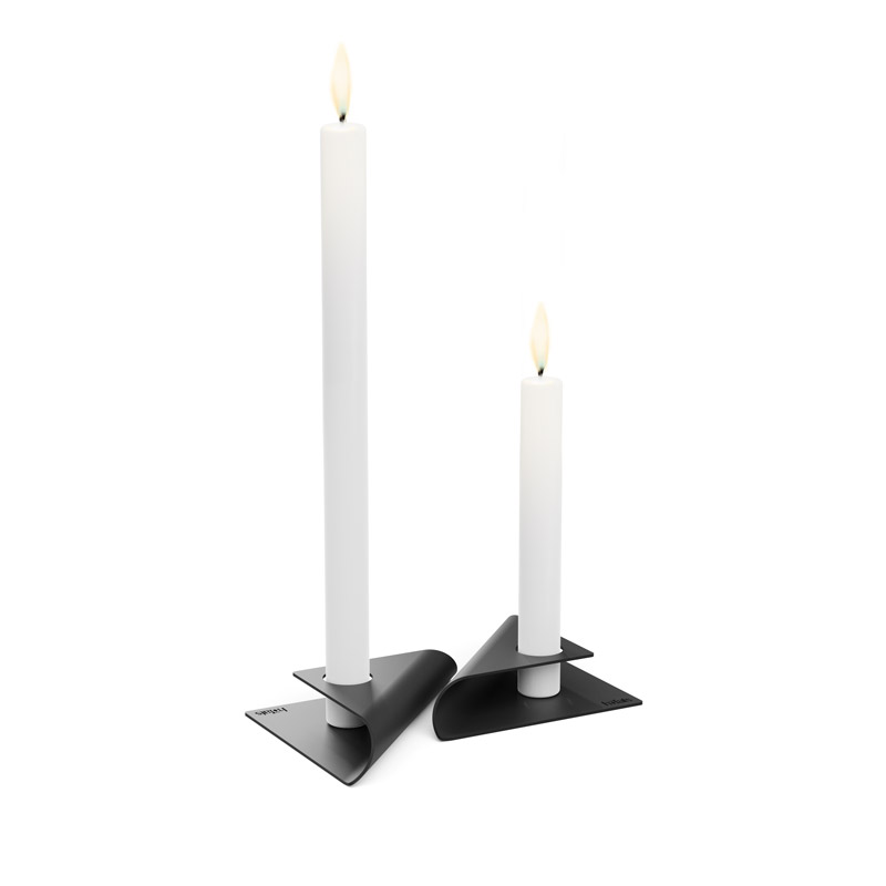 SQUARE CANDLE Ensemble de bougeoirs noir Cette image montre une paire de bougies sur un fond blanc, avec le porte-bougie SQUARE CANDLE en noir.