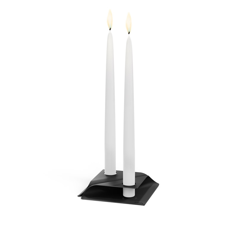 SQUARE CANDLE Ensemble de bougeoirs noir La photo présente une bougie blanche avec une base noire, avec le bougeoir SQUARE CANDLE noir.