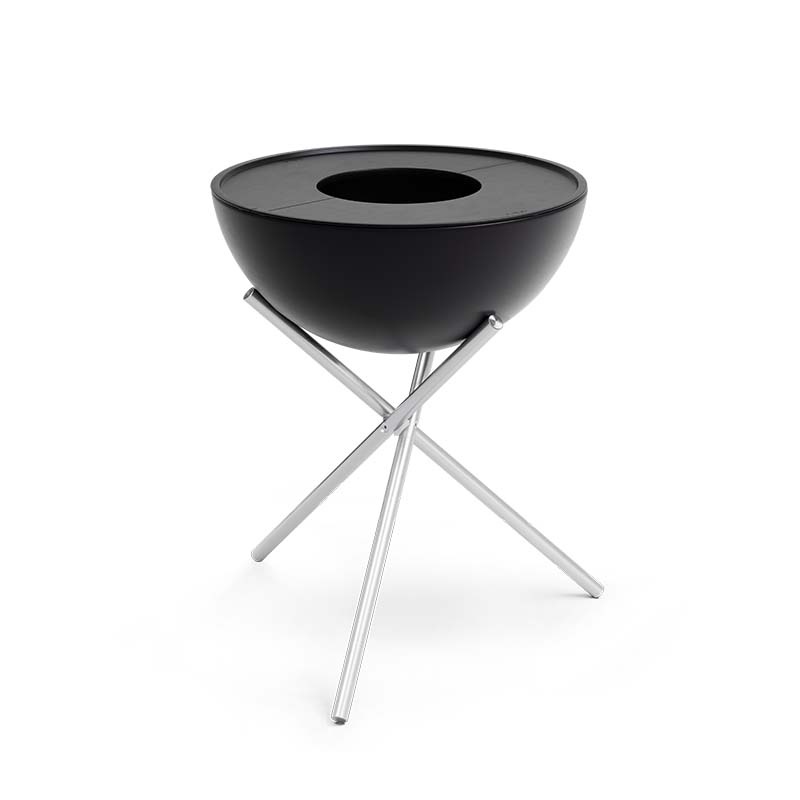 BOWL 57 Plancha Die schwarze Bowl steht auf einem Metallständer und die 00256 Bowl 57 Plancha verleiht der Szene eine funktionale und elegante Note.