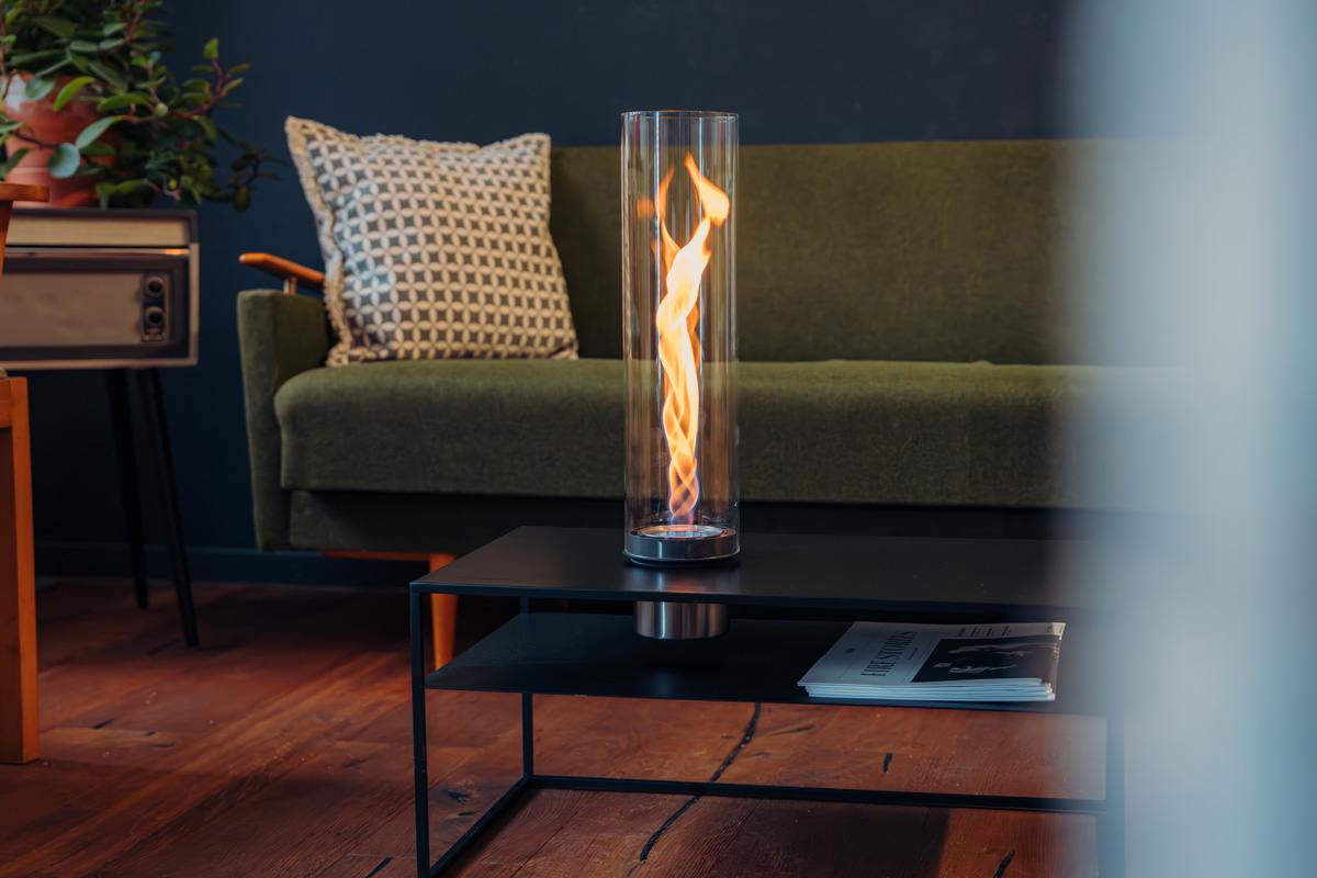 SPIN air 900 Einbau SPIN air 1200 Einbau in schwarzem Tisch vor grüner Couch.