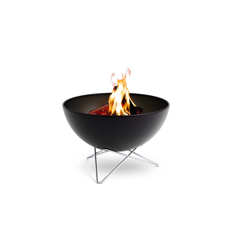 BOWL 57 Feuerschale mit Sternfuß Eine schwarze Schale auf einem Drahtgestell mit Feuer darin, zeigt die Schale 00249 Bowl 57 mit Sternenständer, die Design und Nützlichkeit vereint.