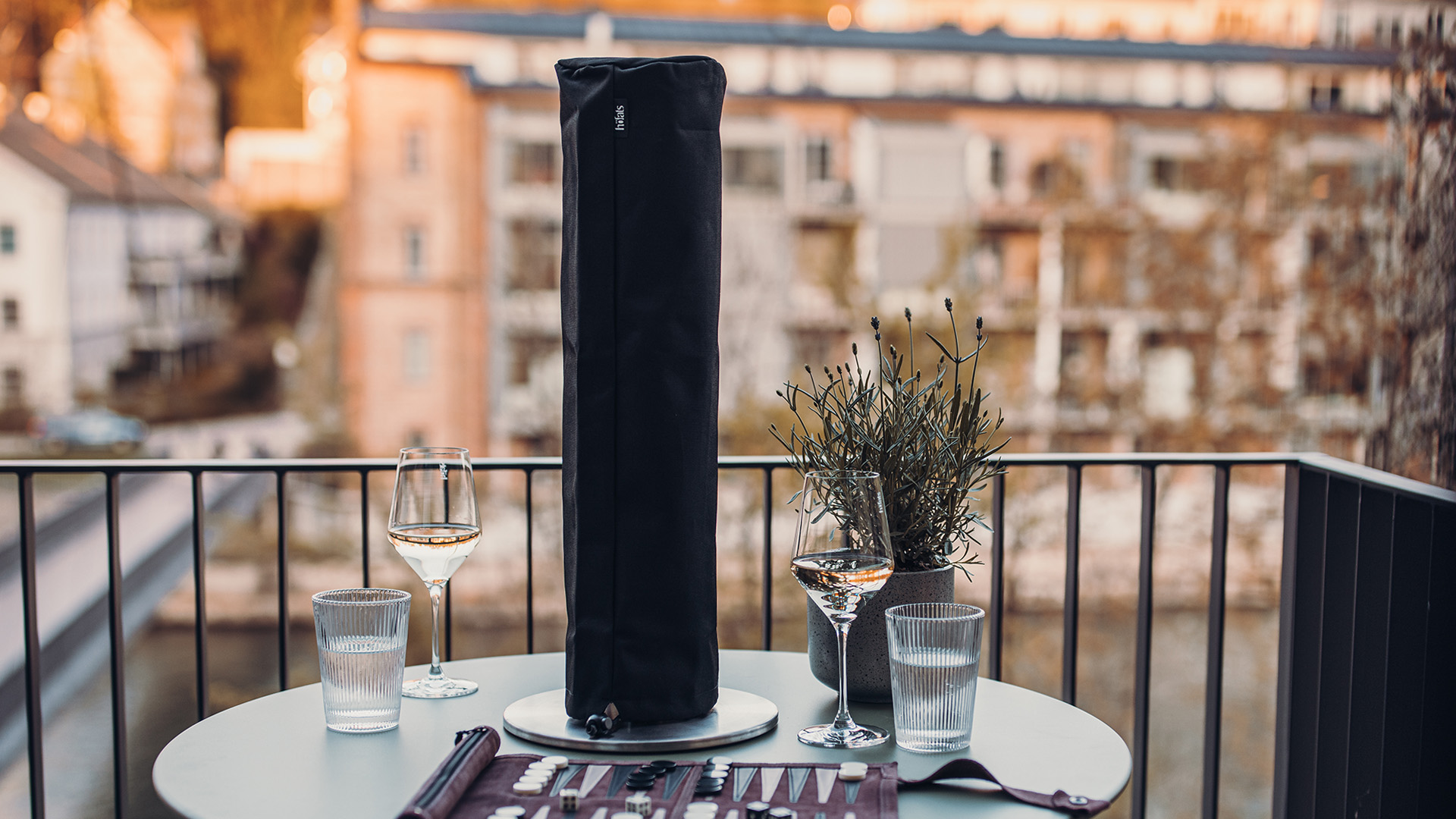 Eine einladende Szene mit einem Tisch, auf dem eine Weinflasche und zwei Gläser stehen, hervorgehoben durch die Präsenz des Spin Cover.