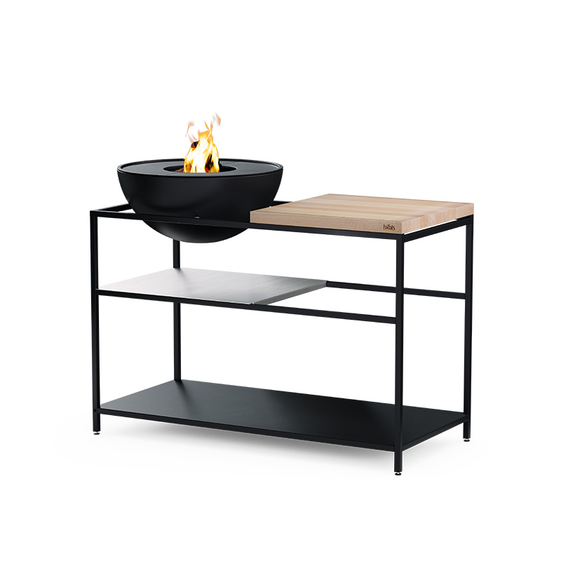 FIRE KITCHEN mit BOWL 57 Plancha-Grillset tief Ein Blick auf einen schwarzen Tisch mit Feuer obendrauf, mit dem FIRE KITCHEN mit BOWL 57 Plancha BBQ Set inklusive Rädern.