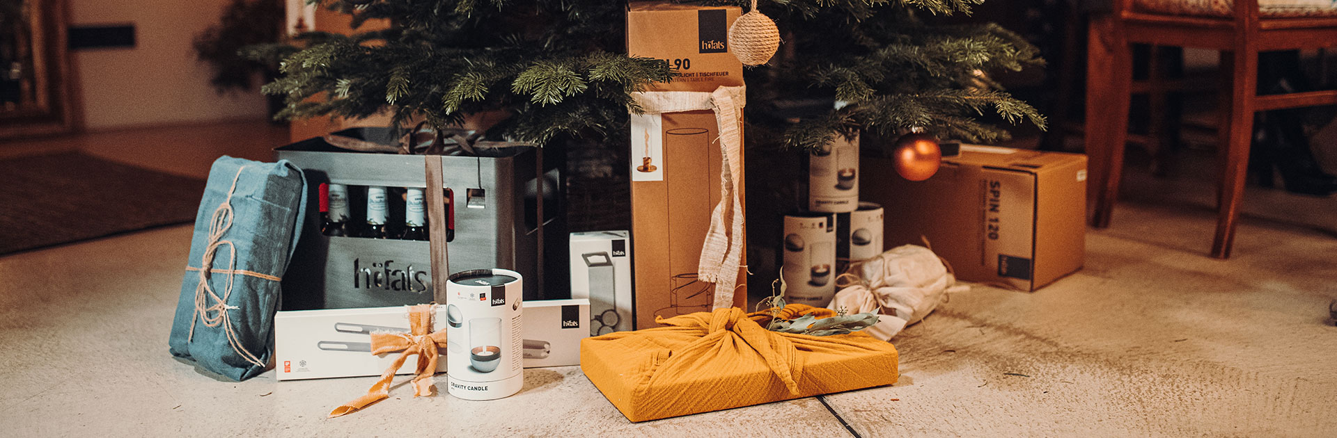 Un sapin de Noël avec un tas de cadeaux