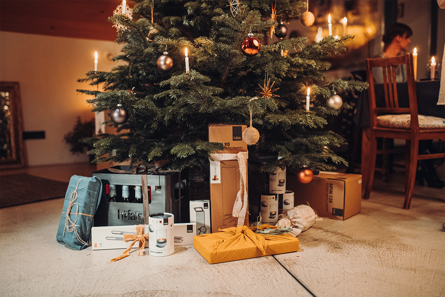 Digitale Geschenk-Gutscheine Ein Bild zeigt einen Weihnachtsbaum mit einer Menge Geschenke darunter, mit dem GESCHENKGUTSCHEIN digital.