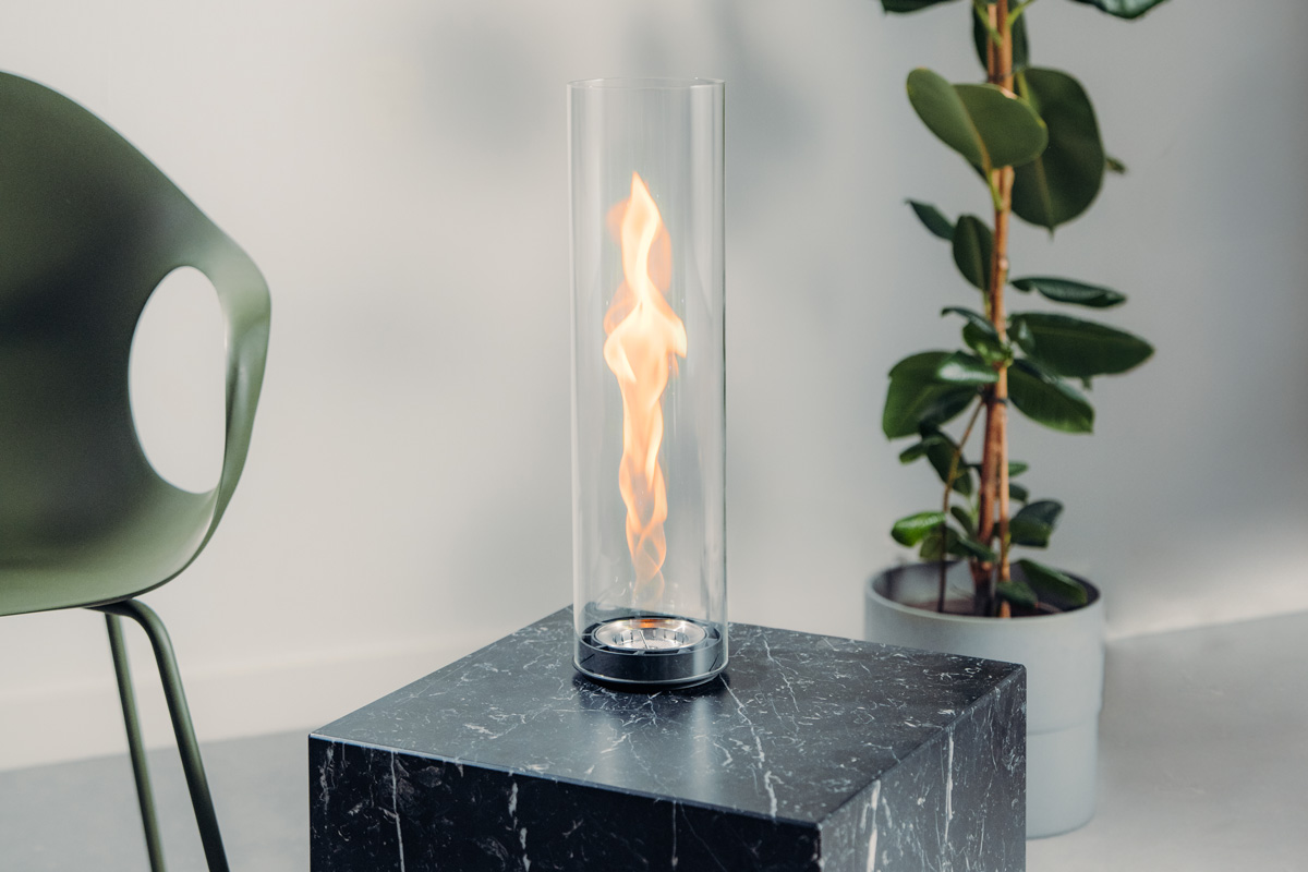 Ein schwarzer Marmortisch mit SPIN air 1200 Einbau,.