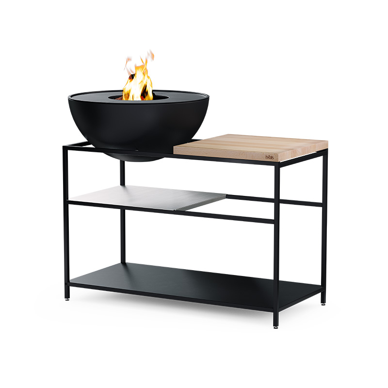 FIRE KITCHEN mit BOWL 70 Plancha-Grillset tief Abgebildet ist eine schwarze Feuerschale auf einem Ständer, mit dem FIRE KITCHEN mit BOWL 70 Plancha BBQ Set inkl. Rädern.