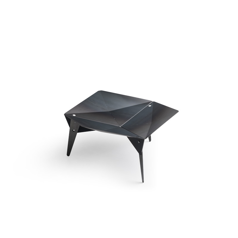 TRIPLE 90 Füße Das Foto zeigt einen schwarzen Metallkamin mit schwarzer Basis, mit dem TRIPLE.