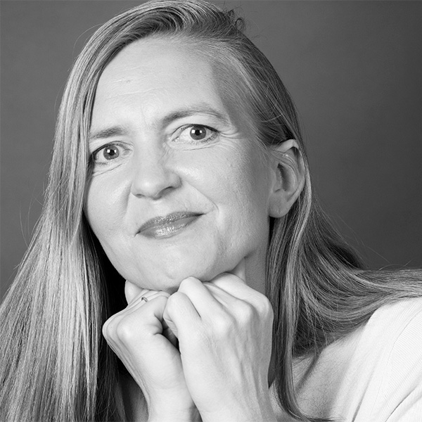 Eine Frau mit langen Haaren und einem weißen Hemd.